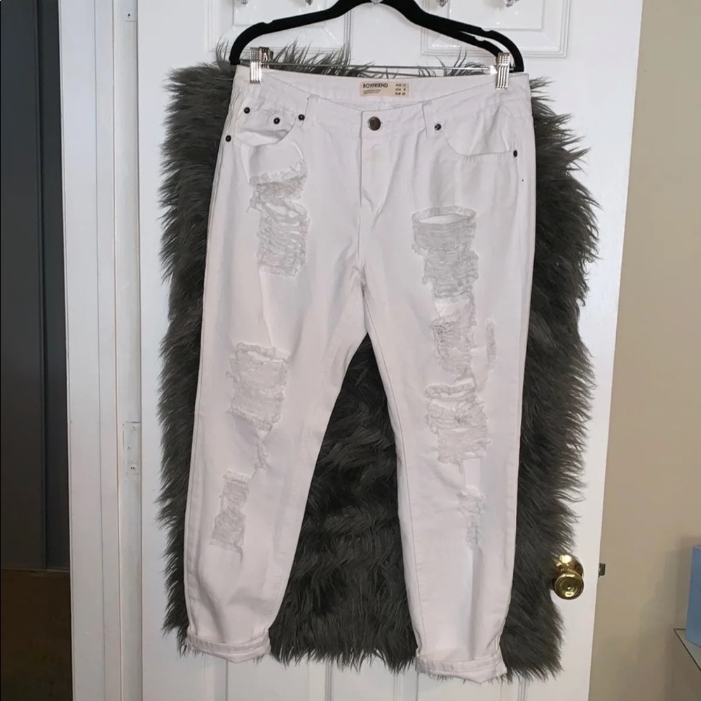 White distressed jeans